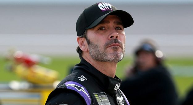 Visit Jimmie Johnson en busca de su mejor look retro en Darlington page