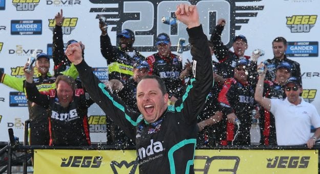 Visit Johnny Sauter ganó en Dover  por 3er. año consecutivo page