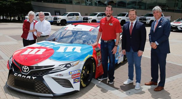 Visit Kyle Busch presentó el look de su auto para la Coca-Cola 600 page
