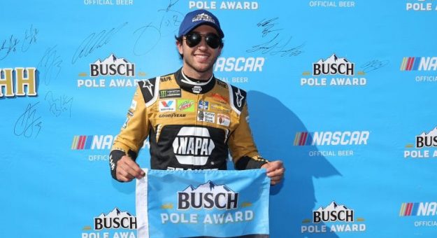 Visit Chase Elliott ganó la Pole Position en el Dover International Speedway page