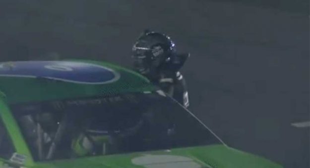 Visit Clint Bowyer atacó a golpes a Ryan Newman tras la All-Star Race page
