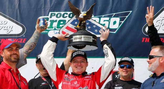 Visit Cole Custer superó  a Tyler Reddick para ganar en Pocono page