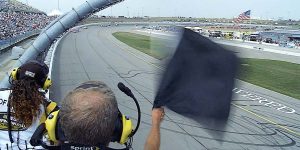 ¿Qué significa cada una de las banderas en la NASCAR?