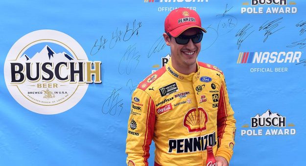 Visit Joey Logano arrancará desde la Pole Position en Michigan page