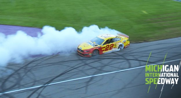 Visit Pilotos que celebraron en Victory Lane en un lunes page