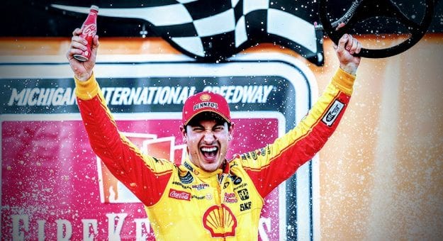 Visit Joey Logano se llevó la victoria en la FireKeepers Casino 400 page