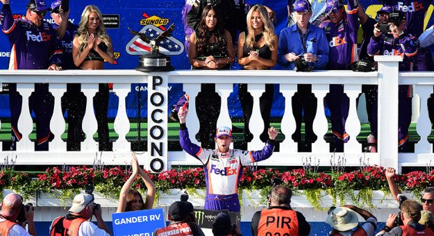 Visit Denny Hamlin ganó la Gander RV 400 en el Pocono Raceway page