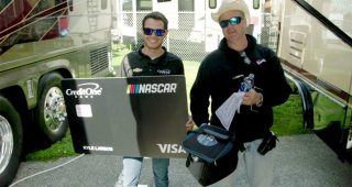 Kyle Larson surprises fans with giveaways in Daytona infield