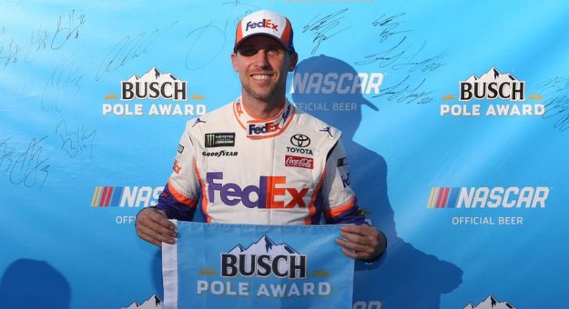 Visit Denny Hamlin ganó la Pole Position para la Bristol Night Race page