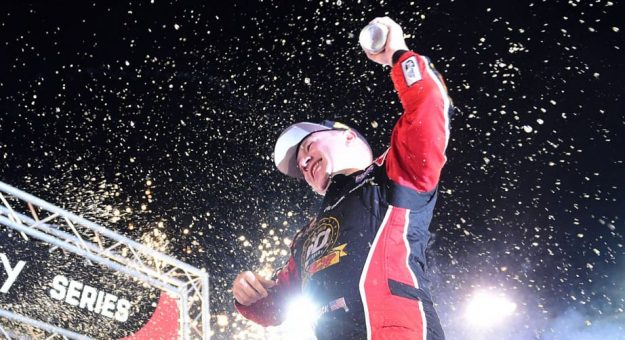 Visit Tyler Reddick se recuperó de un castigo para ganar en Bristol page