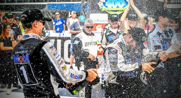 Visit Kevin Harvick ganó Consumers Energy 400 en Michigan page