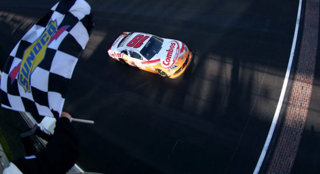 Visit Kyle Busch contuvo a Justin Allgaier para ganar en la Xfinity Series en Indianapolis page