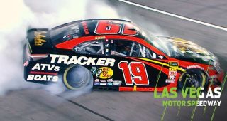 Truex gives fans smoke show in Las Vegas