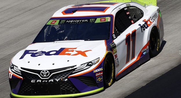 Visit Denny  Hamlin ganó la Pole Position en Dover, su carrera 500 en la Cup Series page