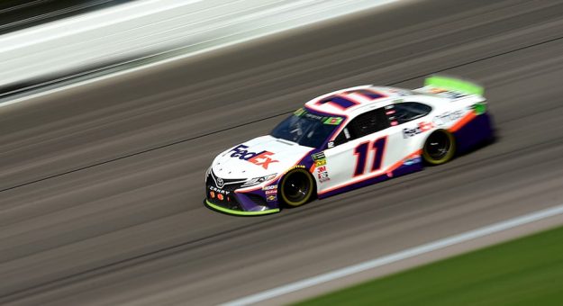 Visit Denny Hamlin ganó la Hollywood Casino 400 de los Playoffs en Kansas page