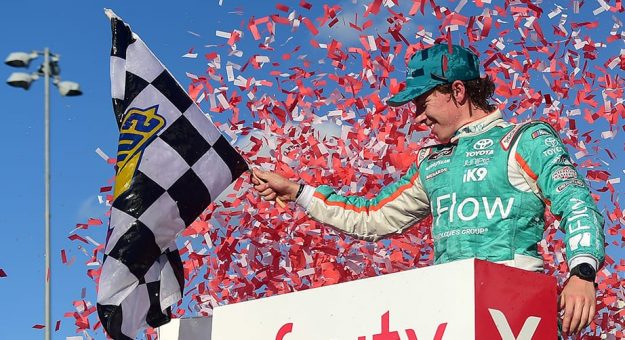 Visit Brandon Jones ganó en Kansas y alteró los Playoffs de la Xfinity Series page
