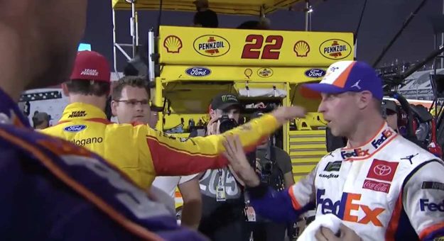 Visit Pelea entre Joey Logano y Denny Hamlin en los pits de Martinsville page