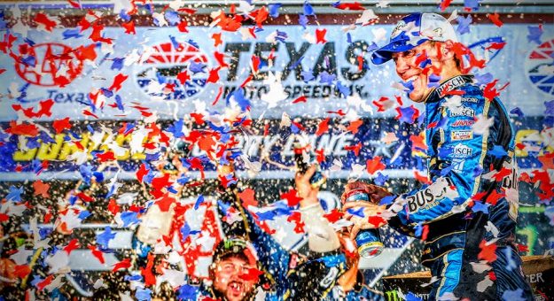 Visit Kevin Karvick ganó la AAA Texas 500 y avanzó a la Championship 4 page