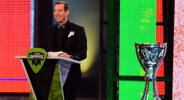 Visit Kyle Busch celebró y bromeó en la Gala de los Campeones en Nashville page