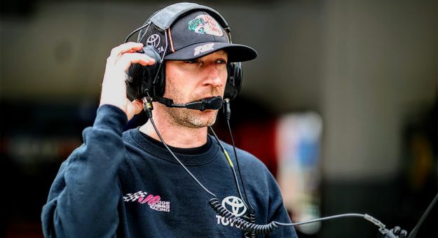 Visit Reacción de Martin Truex Jr. ante la renuncia del Jefe de Equipo, Cole Pearn page