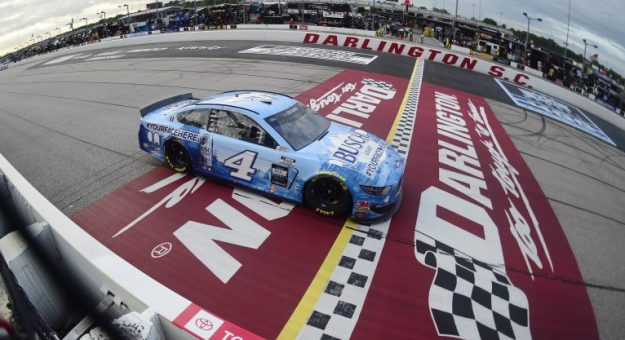 Visit Kevin Harvick ganó The Real Heroes 400 en el Darlington Raceway page