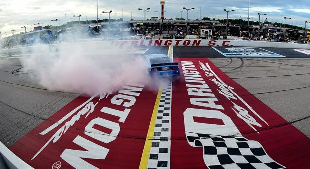 Visit Pilotos celebraron el regreso de la NASCAR en Darlington en las redes sociales page