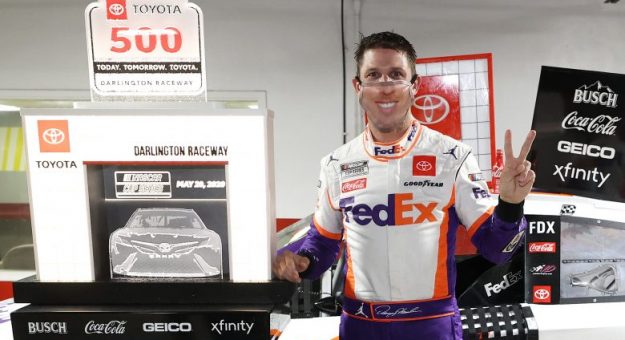 Visit Denny Hamlin ganó la Toyota 500 en el Darlington Raceway page