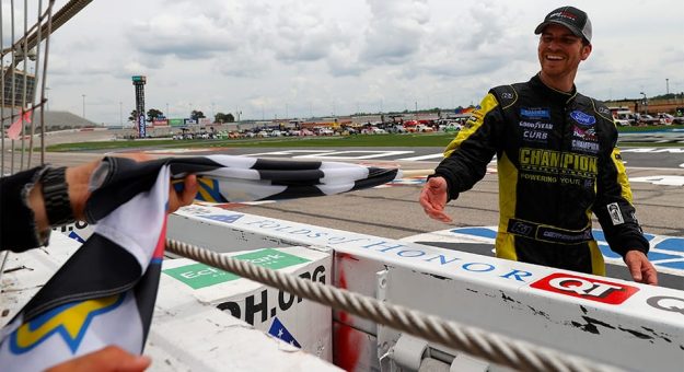 Visit Grant Enfinger superó a Austin Hill en la Gander Trucks Series en Atlanta page