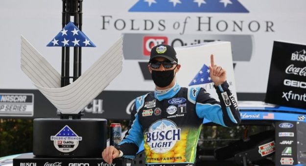 Visit Kevin Harvick ganó la Folds of Honor QuikTrip 500 en Atlanta page