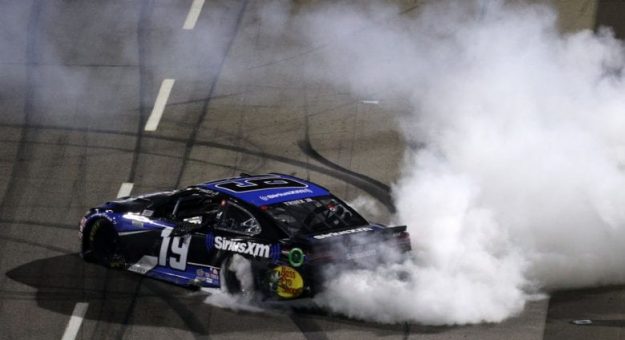 Visit Martin Truex Jr. ganó la Blue-Emu Maximum Pain Relief 500 en Martinsville page