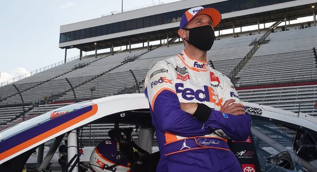Visit Denny Hamlin arrancará en la Pole Position en la Dixie Vodka 400 en Homestead page