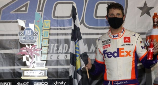 Visit Denny Hamlin ganó la Dixie Vodka 400 en el Homestead-Miami Speedway page