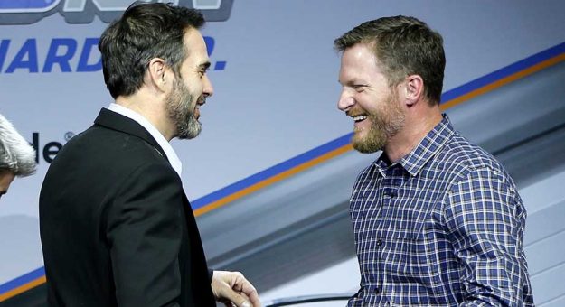 Visit Familia de la NASCAR celebra a la Clase 2021 del Salón de la Fama page