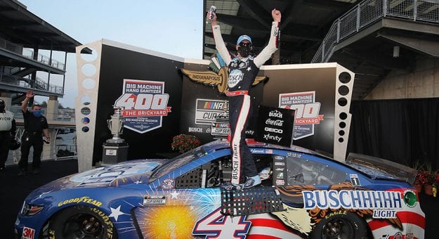 Visit Kevin Harvick ganó la Big Machine Hand Sanitizer 400 en Indianápolis page