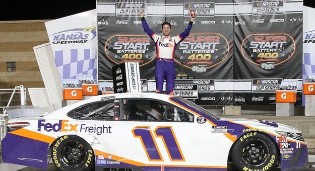 Visit Denny Hamlin ganó la Super Start Batteries 400 en el Kansas Speedway page