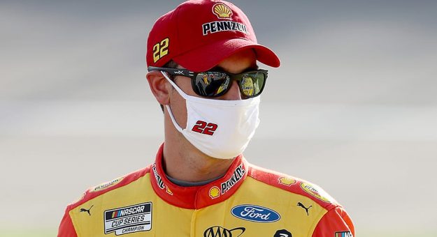 Visit Joey Logano arrancará desde la Pole Position el sábado en Michigan page