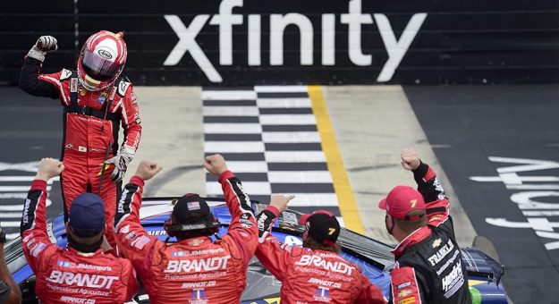 Visit Justin Allgaier logró su primera victoria del 2020 tras dominar en Dover page