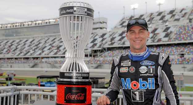 Visit Kevin Harvick recibió el trofeo de campeón de la temporada regular Cup Series 2020 page