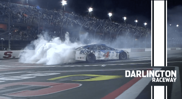 Visit Kevin Harvick ganó la Cook Out Southern 500 en el Darlington Raceway page