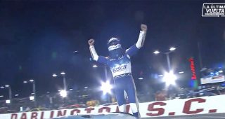 La Ultima Vuelta de la victoria de los Playoffs de Kevin Harvick en Darlington