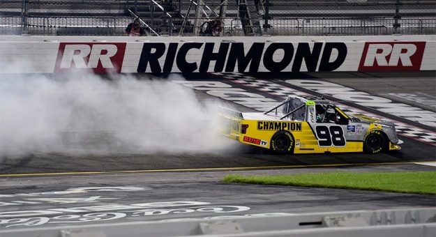 Visit Grant Enfinger ganó la última carrera de la temporada regular de la Gander Trucks Series page