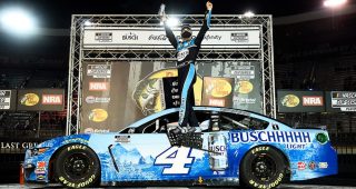 Kevin Harvick outduels Kyle Busch at Bristol | Bristol Recap