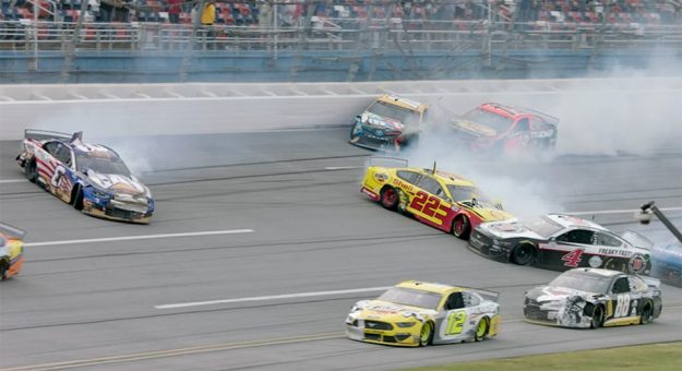 Visit El caos del Big One de Talladega en cámara lenta page