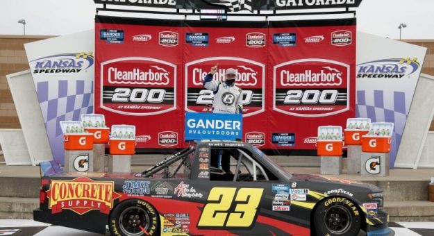 Visit Brett Moffitt ganó en Kansas y avanzó a la Championship 4 de la Truck Series 2020 page
