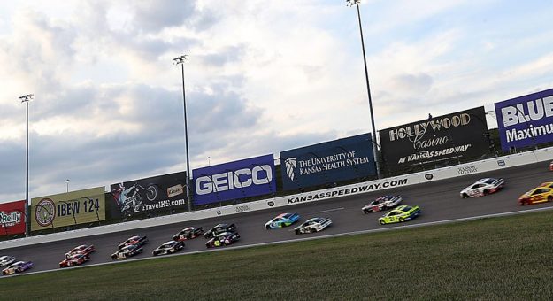 Visit Guía para las carreras de los Playoffs NASCAR 2021 en el Kansas Speedway page