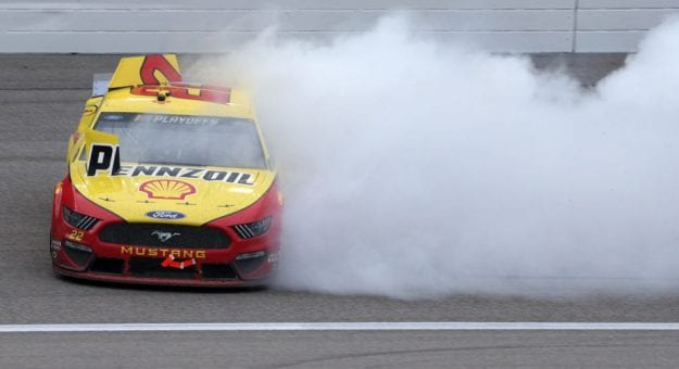 Visit Joey Logano ganó la Hollywood Casino 400 en Kansas y avanzó a la Championship 4 page