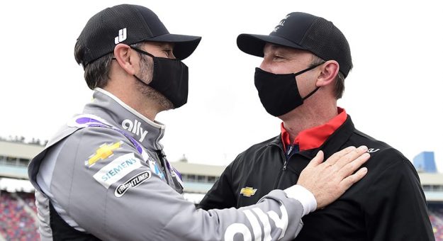 Visit Pilotos y equipos le dan un emocional adiós a Jimmie Johnson en Phoenix page