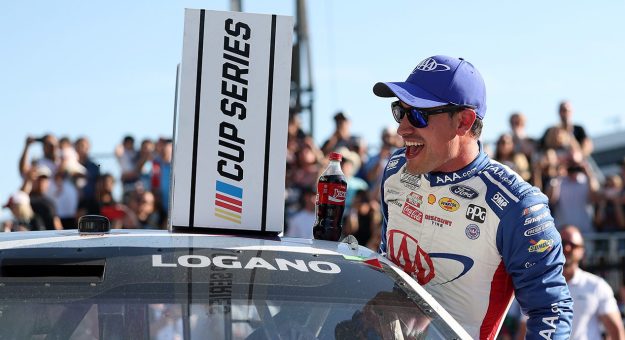 Visit Joey Logano arrancó su carrera 600 en la NASCAR Cup Series page