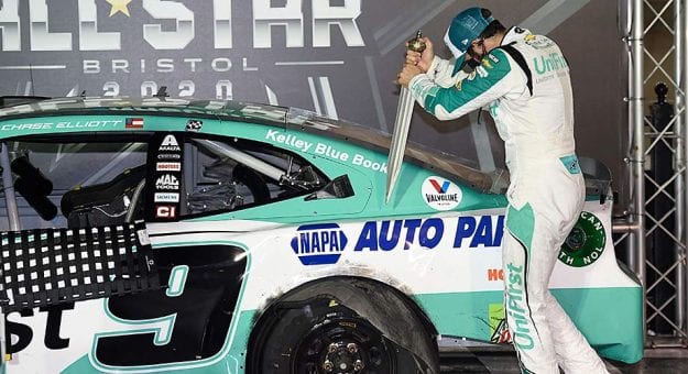 Visit La cena de Thanksgiving ilustrada con NASCAR GIFs page
