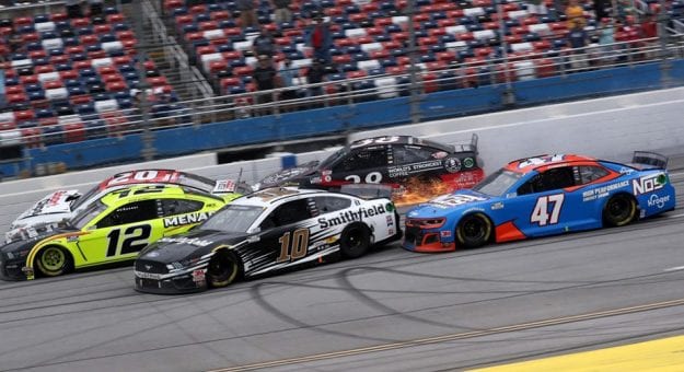 Visit La Mejor carrera de la temporada NASCAR 2020 en sus 3 series page